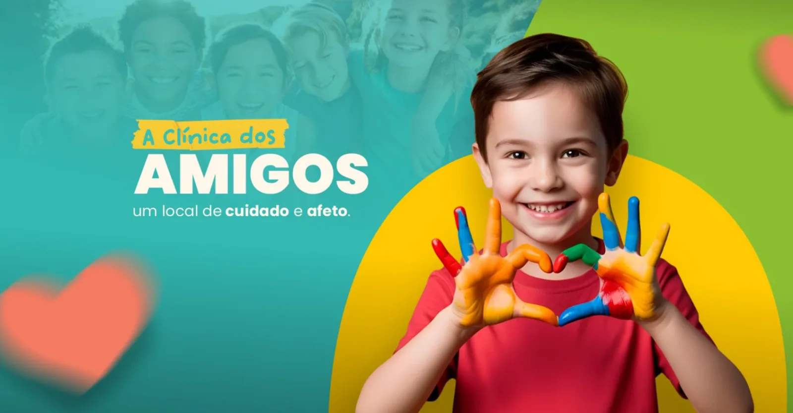 Criança sorrindo fazendo um coração com as mãos pintadas